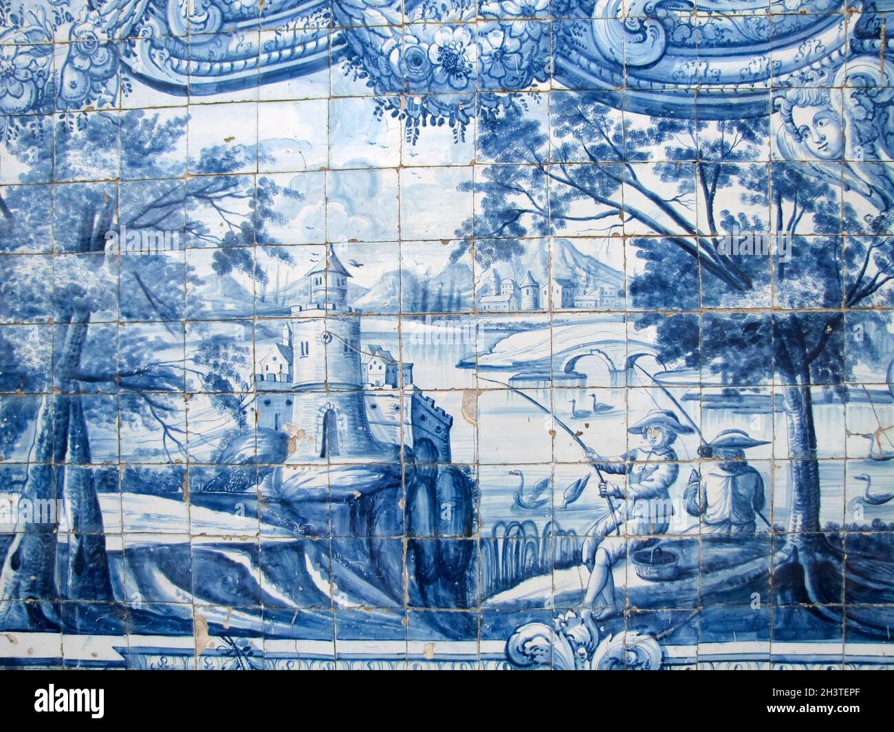 Mosaik aus Fliesen mit mittelalterlichen Gravuren. Alte Kathedrale in portu Stockfoto