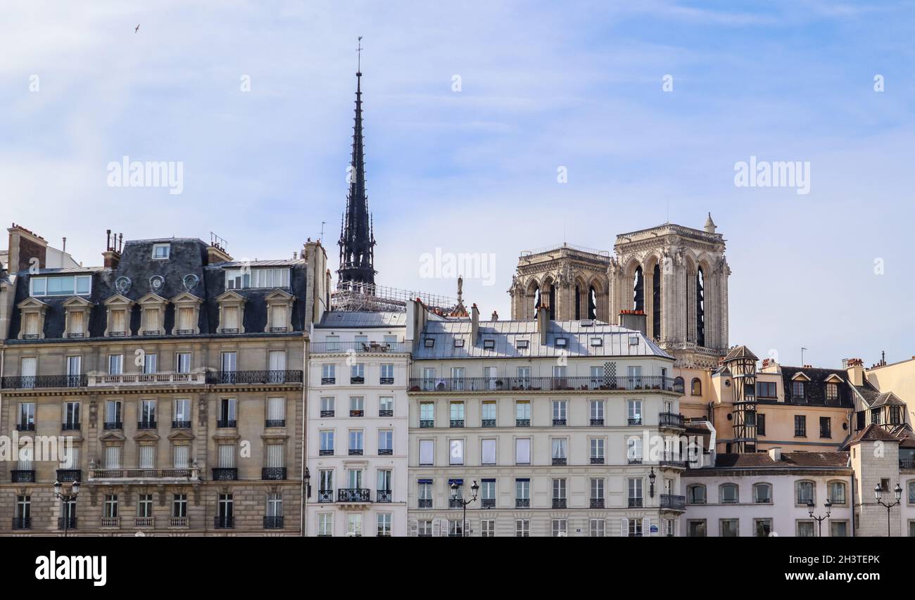 Paris/Frankreich - 05 April 2019. Historische Bauten und die Kathedrale von Notre Dame vor dem Brand Stockfoto