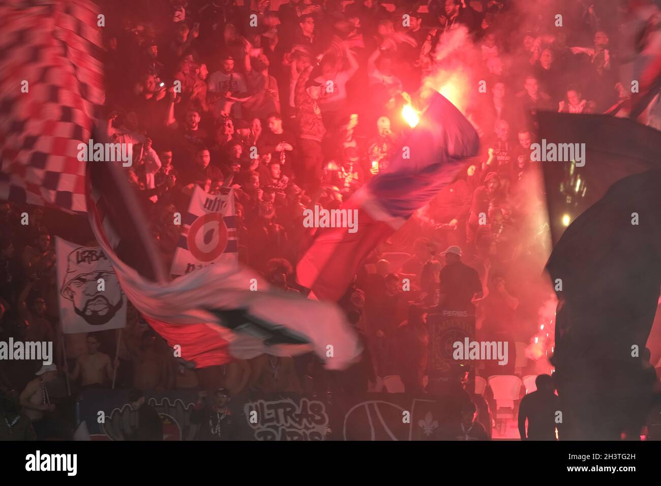 Paris, Frankreich. Oktober 2021. Fans von PSG während der französischen Fußballmeisterschaft isst die Ligue 1 Uber zwischen Paris Saint Germain und Lille im Stadion Parc des Princes in Paris Frankreich.Paris SG gewann 2:1 (Bildquelle: © Pierre Stevenin/ZUMA Press Wire) Stockfoto