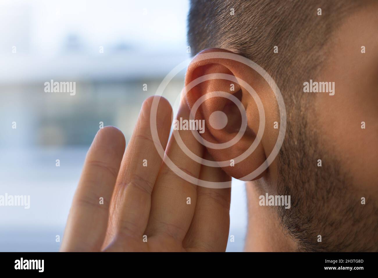 Tinnitus. Junger Mann mit Hörproblemen oder Hörverlust. Hörtestkonzept. Stockfoto