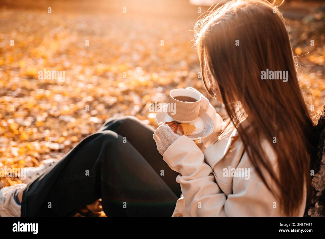 Junge glückliche Mädchen Studenten, Herbst Park. Eine Tasse heißen Tee, ein gemütlicher Spaziergang. Stockfoto