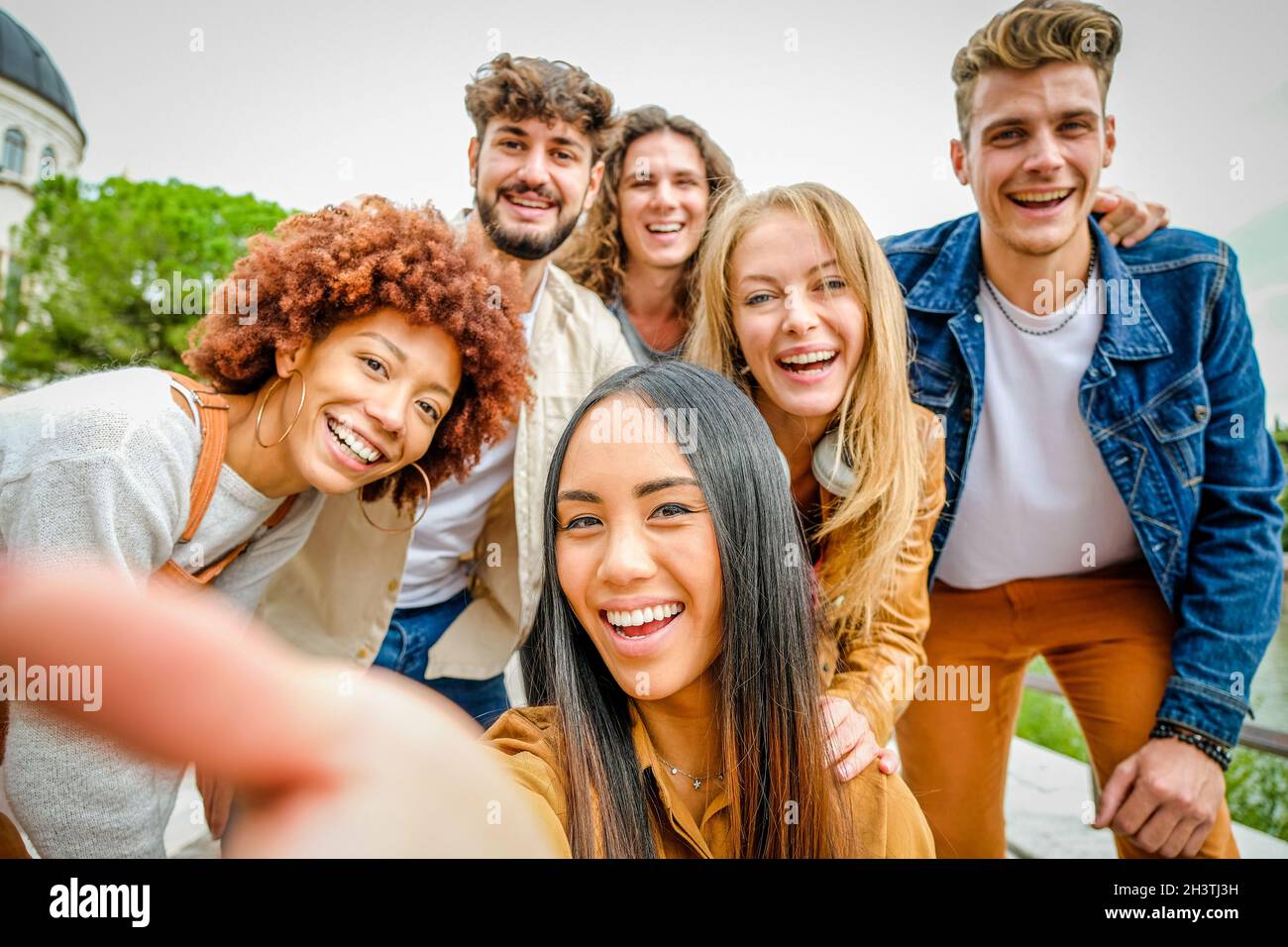 Multirassische glückliche Freunde gemeinsam im Freien Spaß haben und lachen, Selfie-Portrait auf der Stadtstraße machen - Happy Lifestyle und Freundschaftskonzept Stockfoto