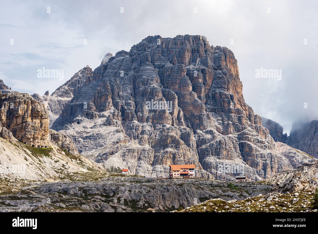 Berghütte in den Sextner Dolomiten, das Rifugio Antonio Locatelli, vor der Tre Cime di Lavaredo. Gebirgskette von Tre Scarperi. Italien. Stockfoto