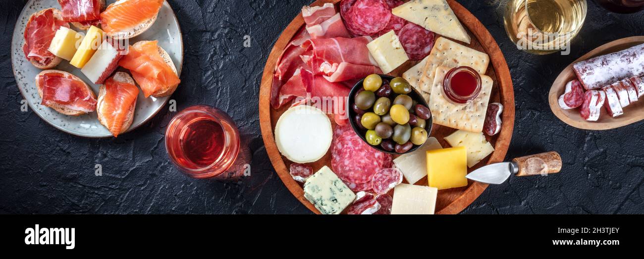 Italienische Antipasti oder spanische Tapas-Panorama. Gourmet-Wurst und Käse Stockfoto