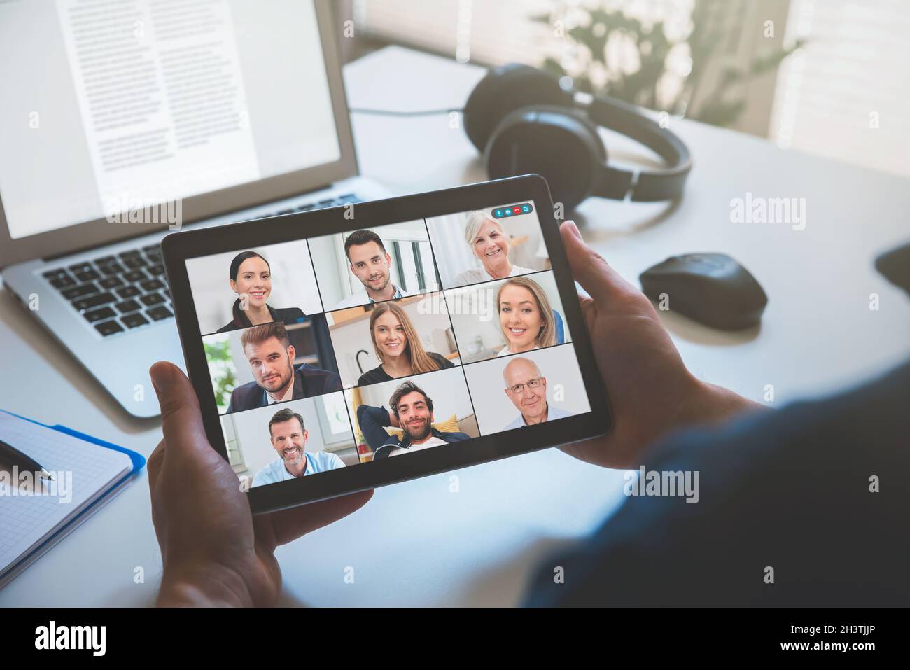 Videokonferenz mit mehreren Mitarbeitern. Laptop-Anwendung für Telearbeit und Studium von zu Hause aus. Stockfoto