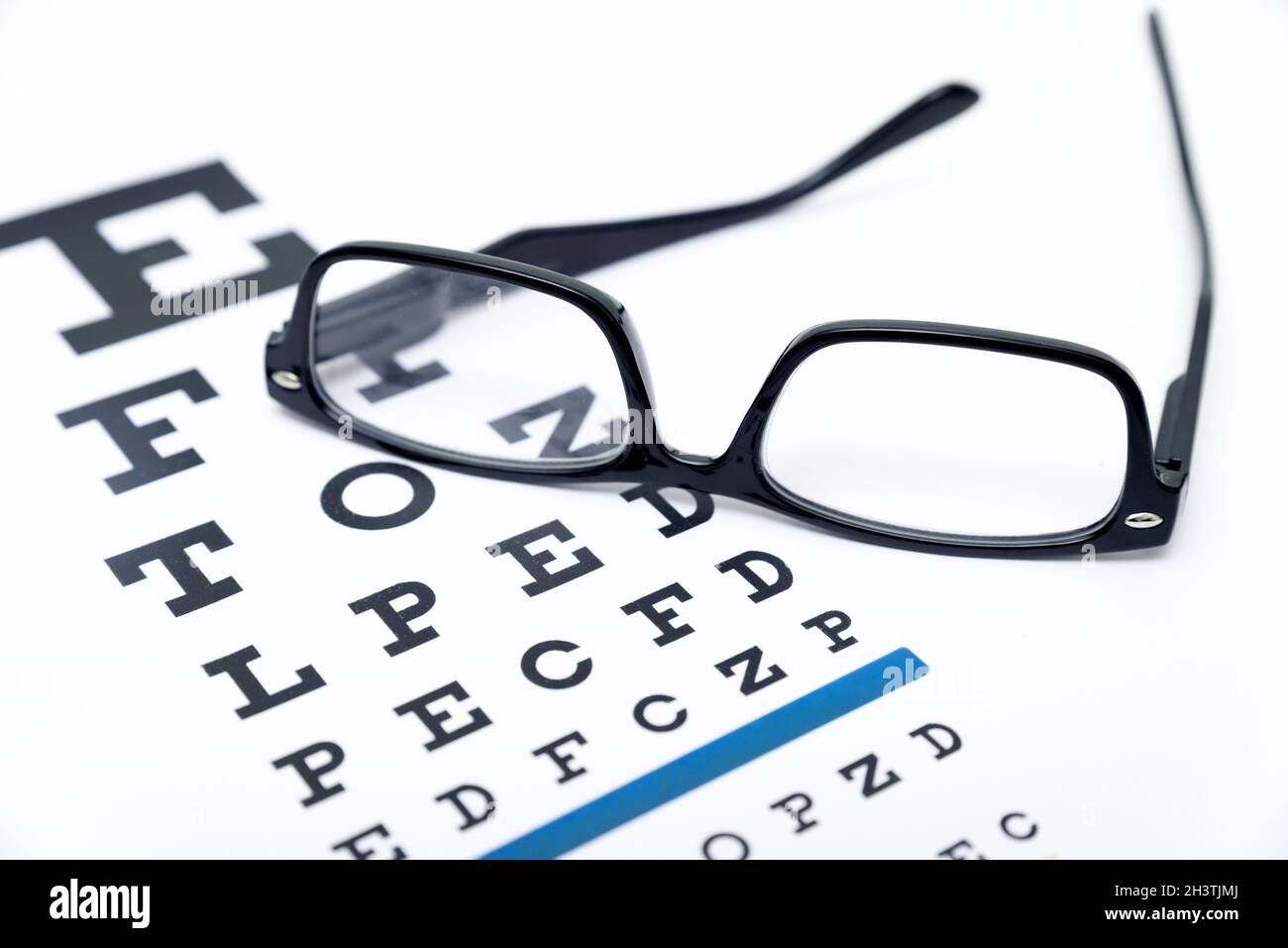 Brille und Snellens Diagramm. Augenuntersuchung testen. Optiker, Augenarzt Konzept Stockfoto