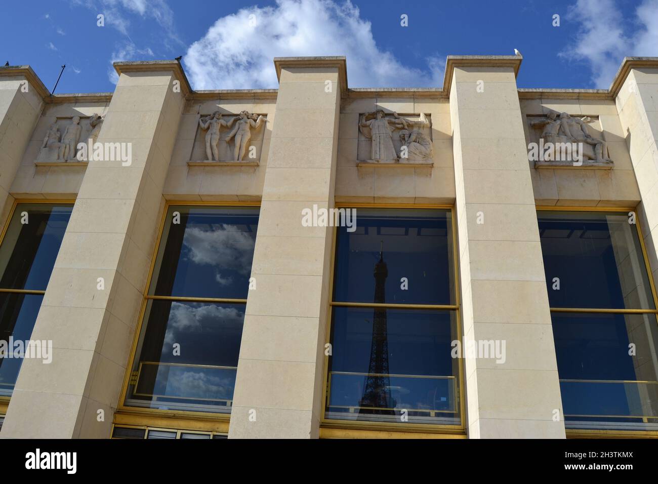 20.02.2012. Paris. Frankreich. Berühmter eiffelturm Reflexion auf dem Regierungsgebäude und es gibt Skulpturen Wand vor ihm. Stockfoto