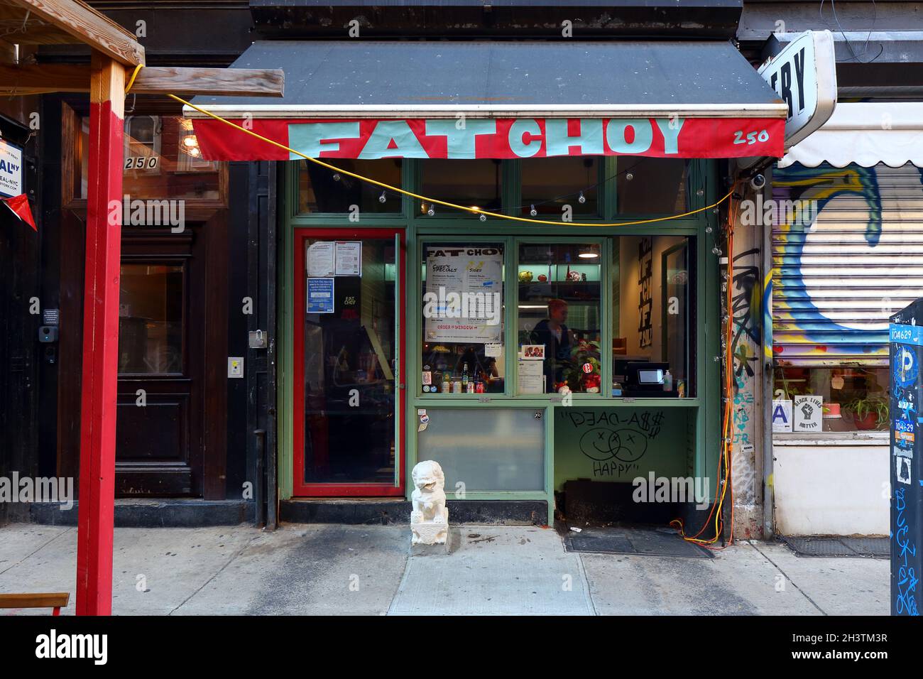Fat Choy, 250 Broome St, New York, NYC Schaufensterfoto eines veganen, pflanzenbasierten chinesischen Restaurants im Viertel Lower East Side. Stockfoto