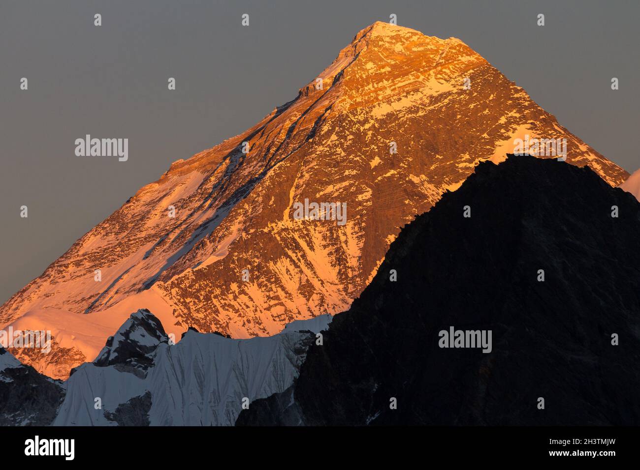 Everest von Gokyo Ri kurz vor Sonnenuntergang gesehen Stockfoto