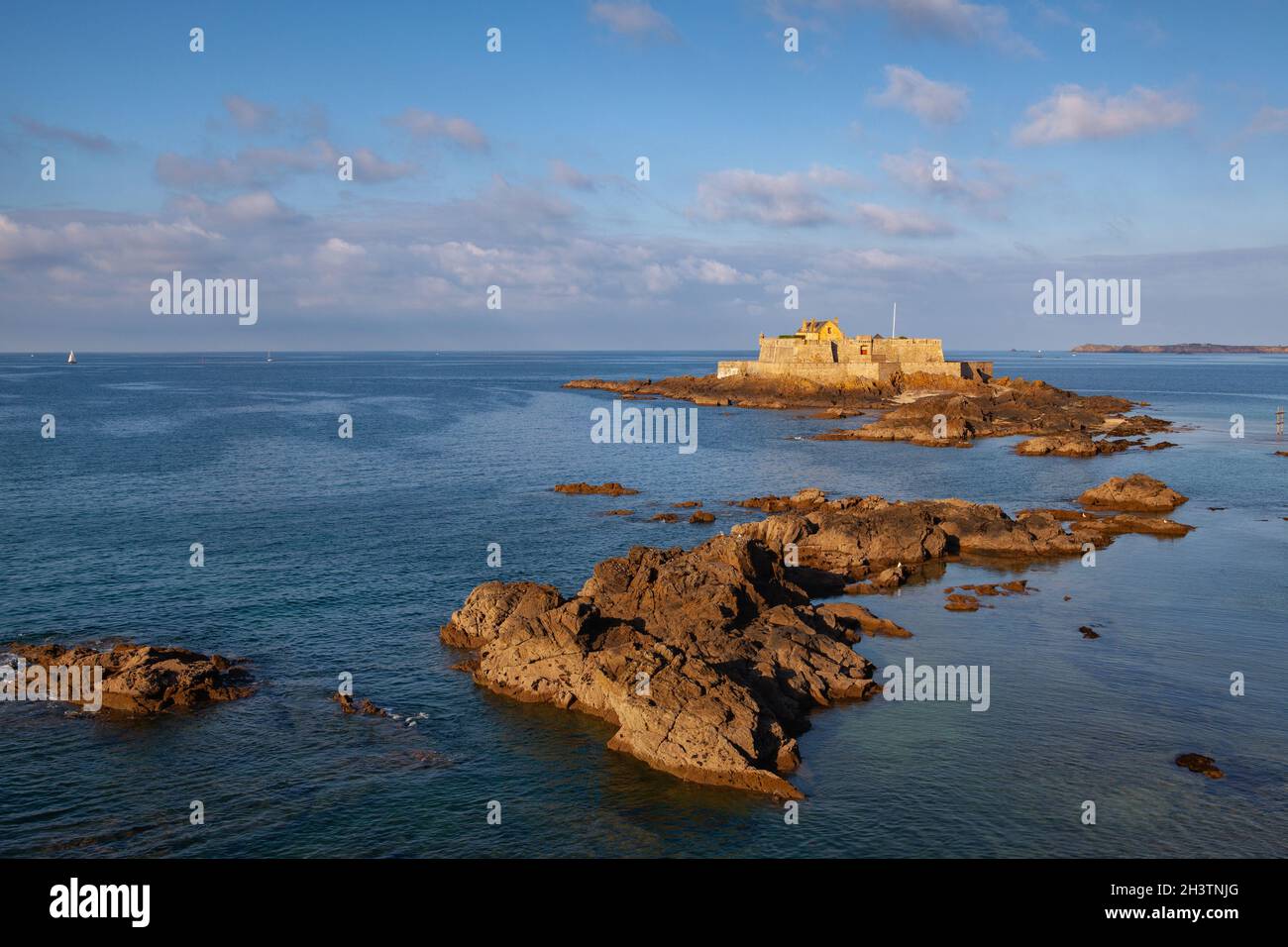 Das Fort National, Symbol der Corsair City, Saint Malo, Bretagne, Frankreich. Historisches Denkmal erbaut im Jahr 1689 von dem großen militärischen Architekten Vauban to Stockfoto