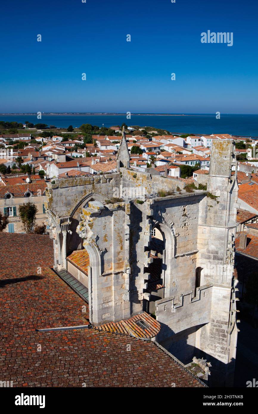 Kirche aus dem 14. Jahrhundert Saint Martin de Ré, Ille de Ré, Frankreich. Der Glockenturm bietet einen außergewöhnlichen Panoramablick auf die Stadt. Stockfoto