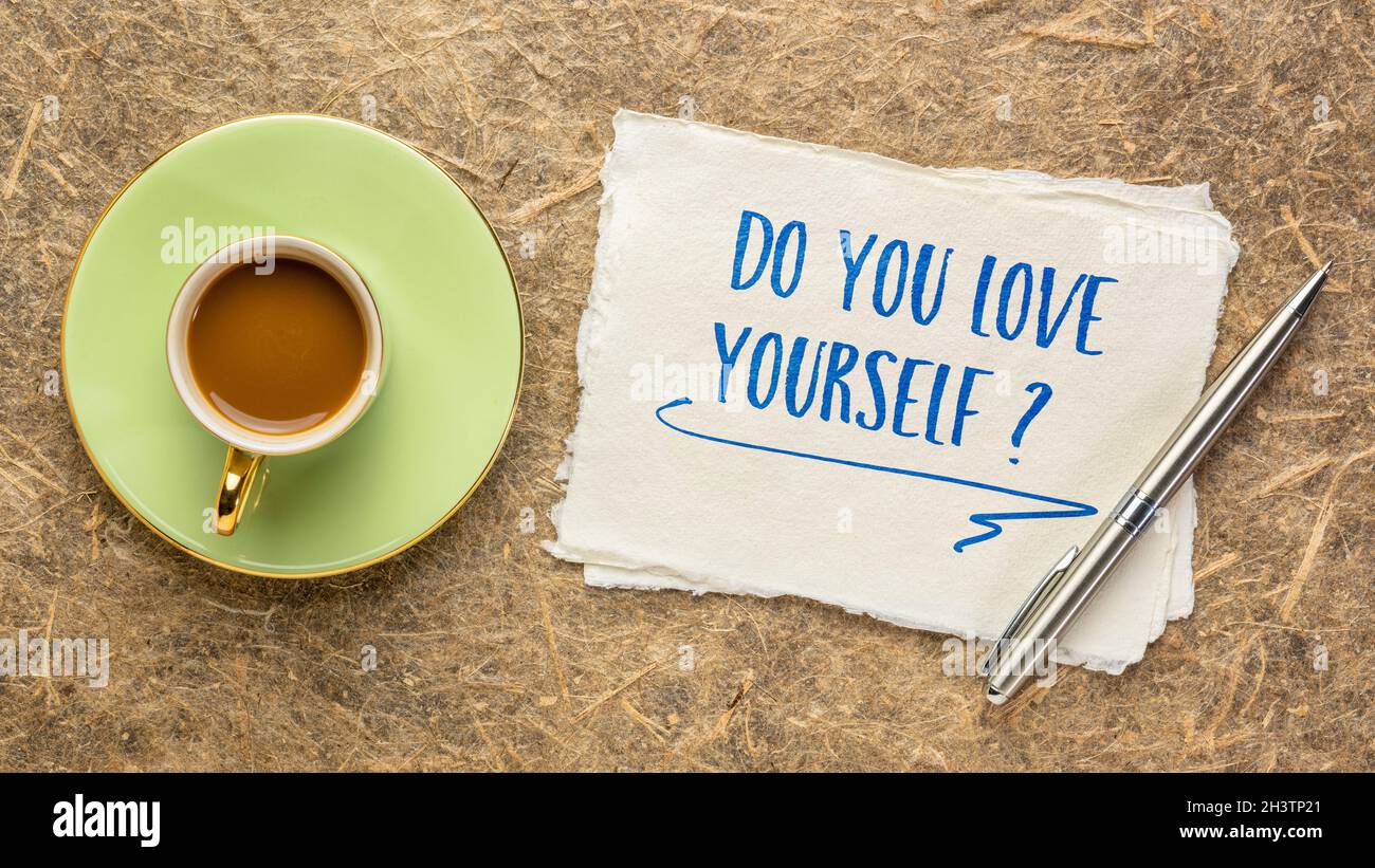 Lieben Sie sich selbst? Handschrift auf handgeschöpftem Papier mit einer Tasse Kaffee. Selbstachtung, Selbstversorgung, Selbstvertrauen und persönliches Entwicklungskonzept Stockfoto