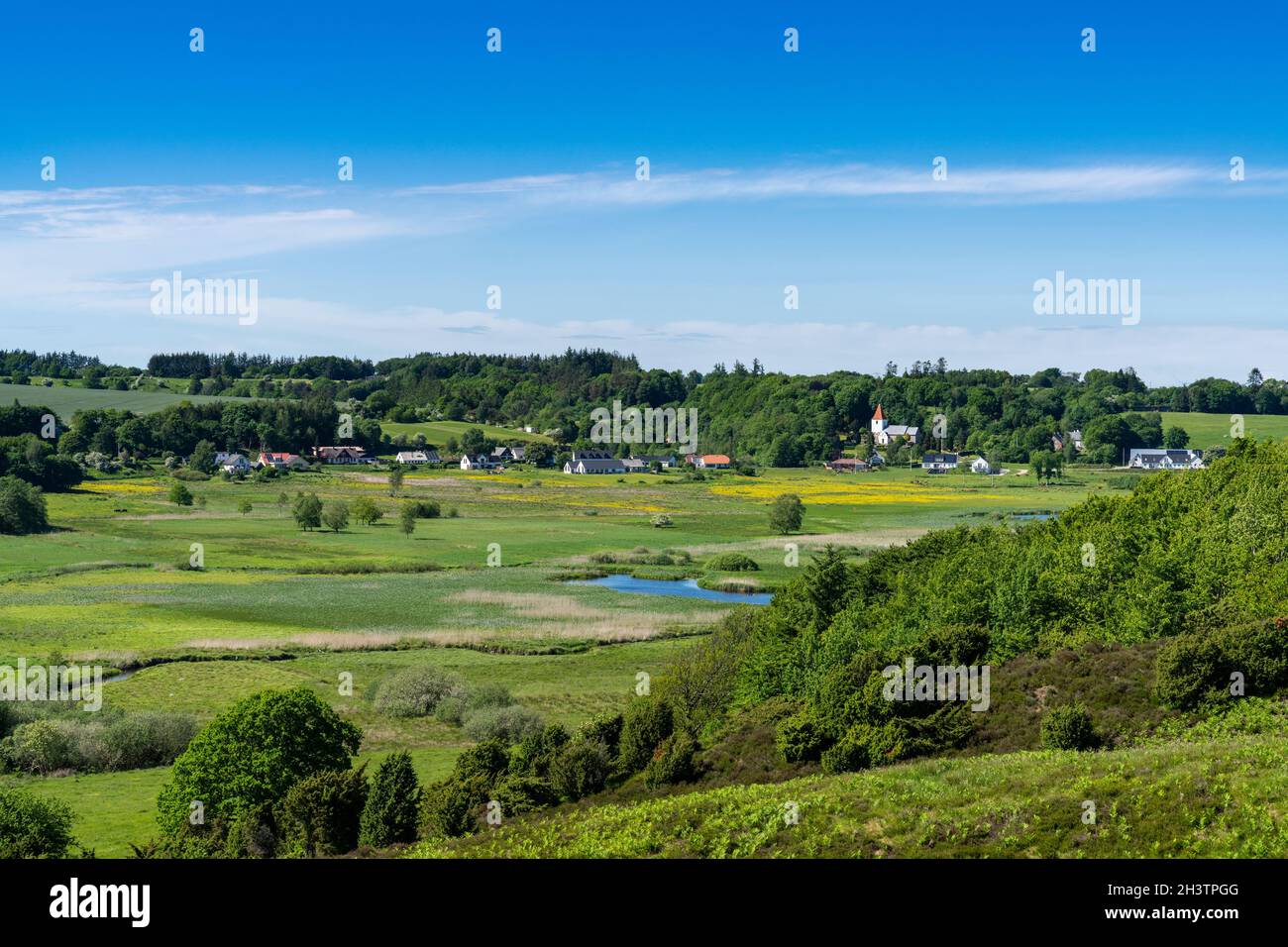 Idyllisches Dorf Gravlev und gewundene Flusslandschaft im Norden Dänemarks Stockfoto