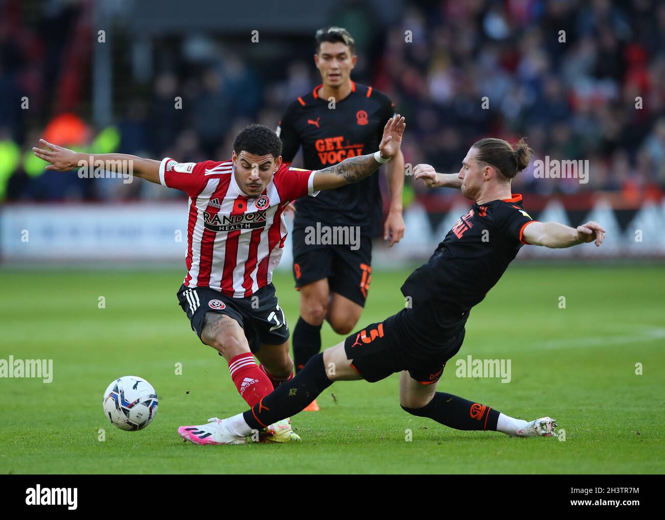 Sheffield, England, 30. Oktober 2021. Morgan Gibbs-White von Sheffield Utd wurde während des Sky Bet Championship-Spiels in der Bramall Lane, Sheffield, von James, dem Ehemann von Blackpool, angegangen. Bildnachweis sollte lauten: Simon Bellis/ Sportimage Stockfoto