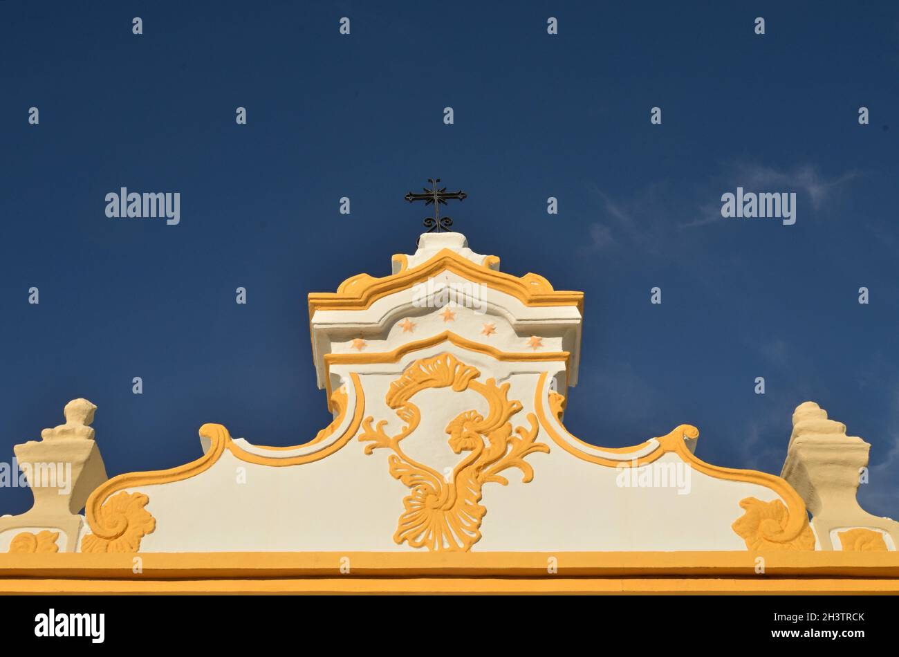 Typischer Grat auf dem Dach einer portugiesischen Kirche - Detail Stockfoto