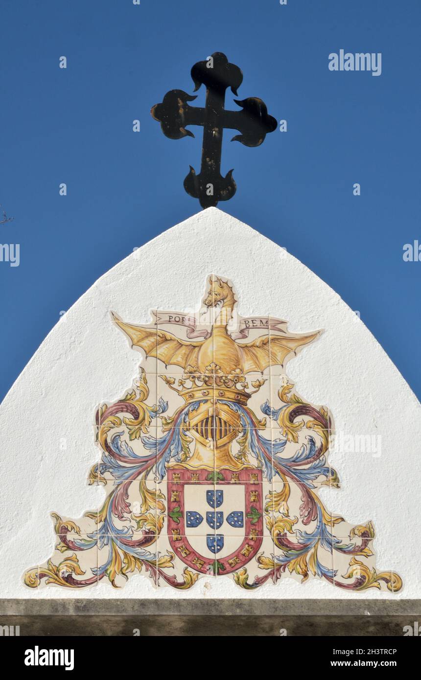 Typischer Grat auf dem Dach einer portugiesischen Kirche - Detail Stockfoto
