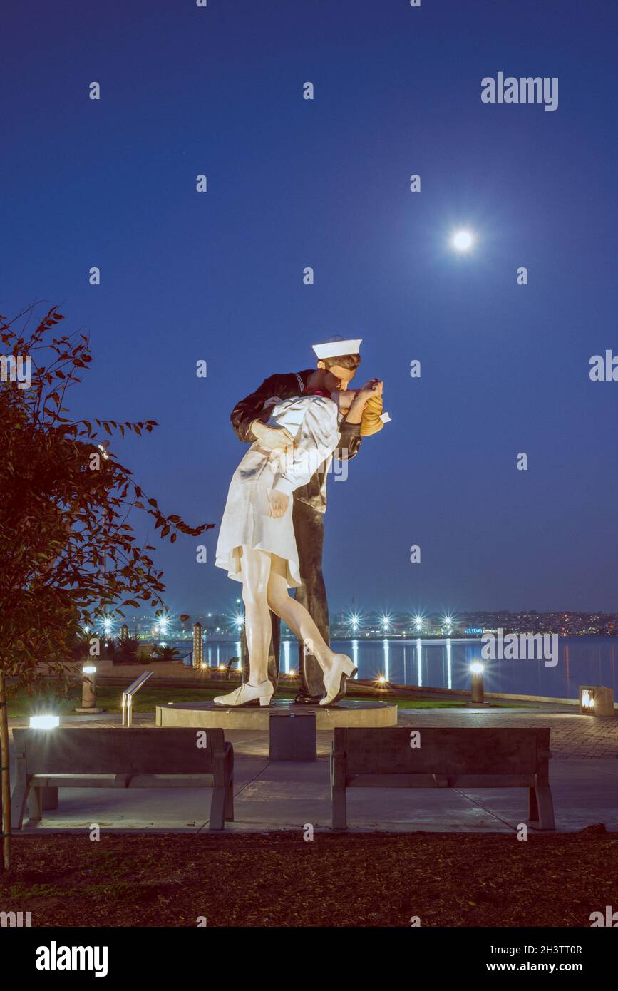 Die bedingungslose Kapitulation Statue mit dem Mond über der blauen Stunde. San Diego, Kalifornien, USA. Stockfoto