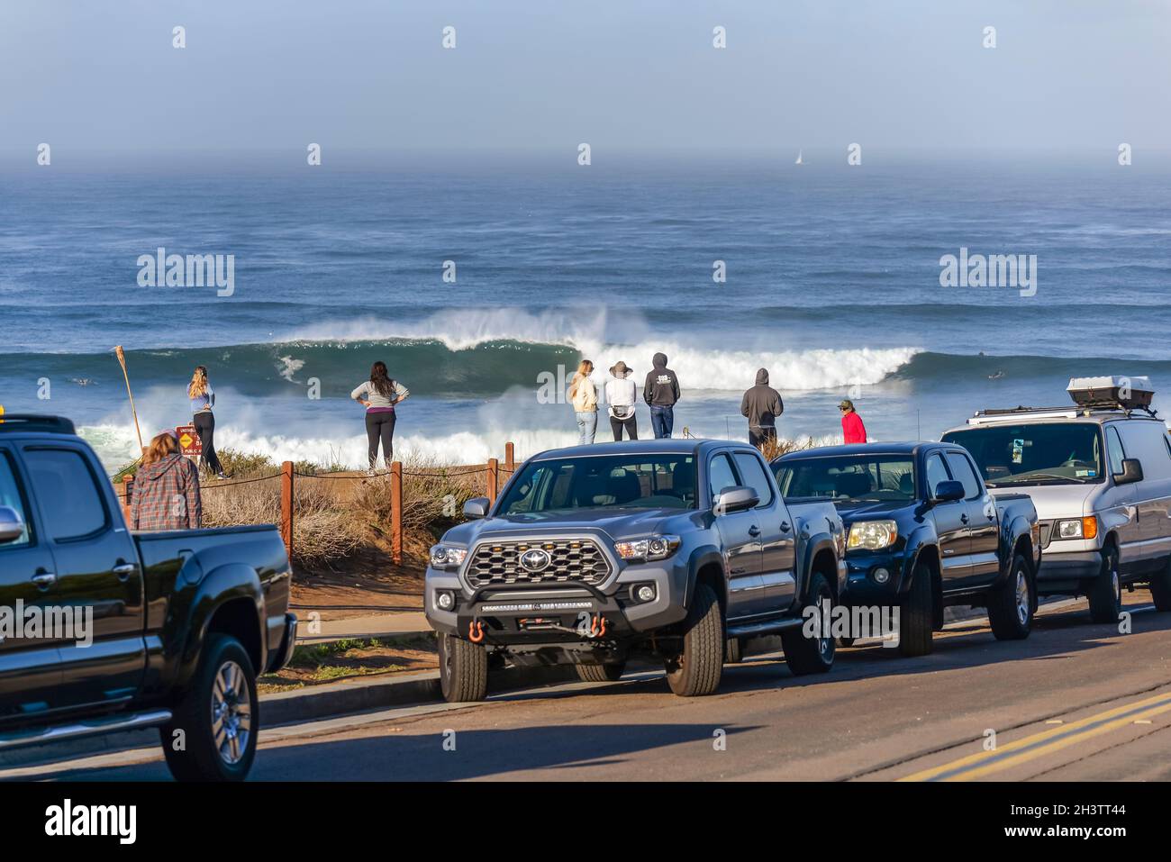 Wintermorgen im Sunset Cliffs Natural Park. San Diego, Kalifornien, USA. Menschen beobachten große Winter surfen. Stockfoto
