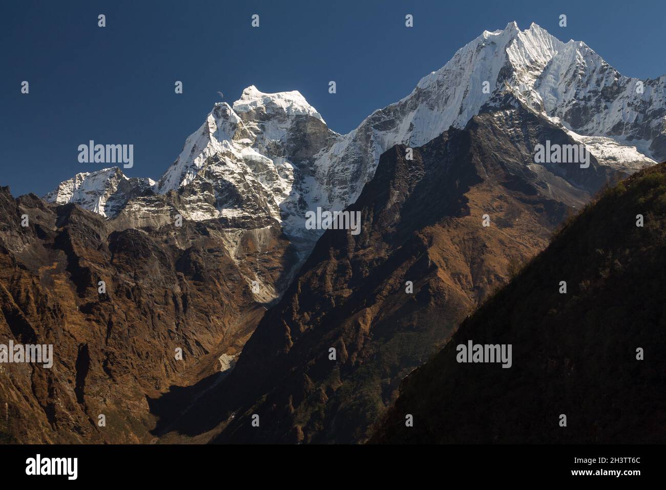 Kangtega Thamserku - Blick von Mongla Stockfoto