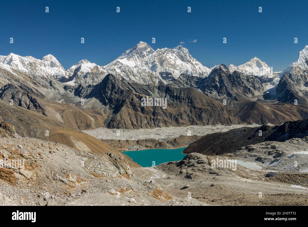 Weite Sicht auf Mount Everest, Lhotse, Makalu und andere Gipfel des Mahalangur Himal Stockfoto