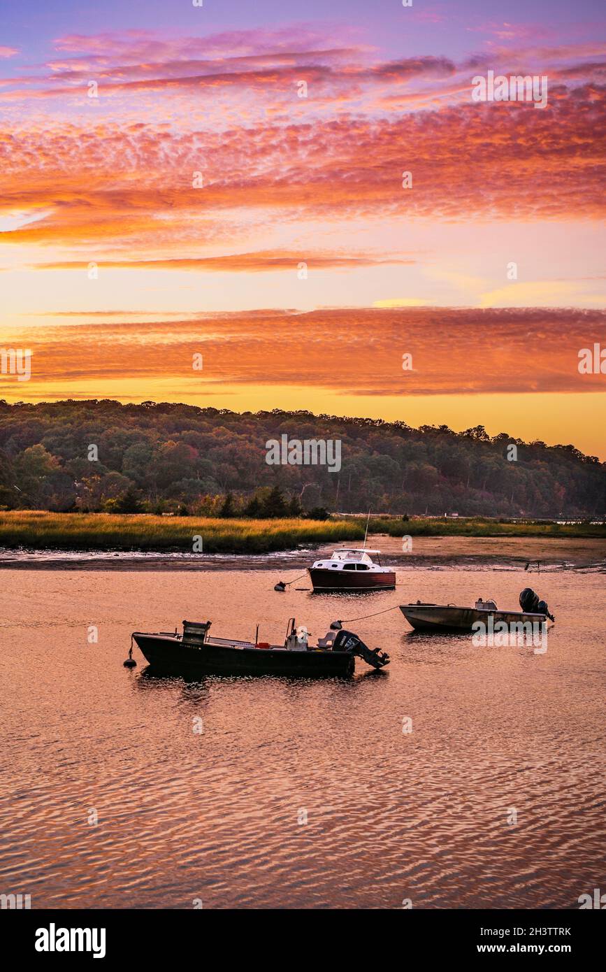 Cold Spring Harbor, New York bei Sonnenuntergang. Im Herbst färben sich die Bäume Stockfoto