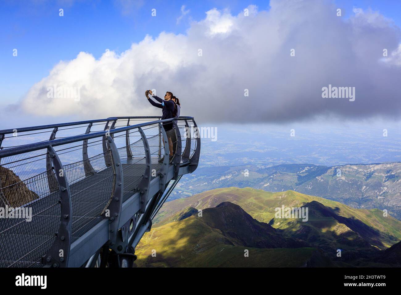 Der Ponton am Himmel ist eine der Attraktionen des Observatoriums Pic du Midi in den französischen Pyrenäen. Es kann mit der Seilbahn von La Mongie aus erreicht werden. Stockfoto