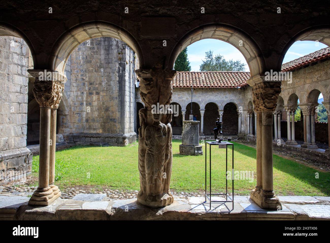 Kreuzgang an der Kathedrale Saint Bertrand de Comminges. Eine romanische Kirche Teil des Saint James Way. Ocitanien. Frankreich. Stockfoto