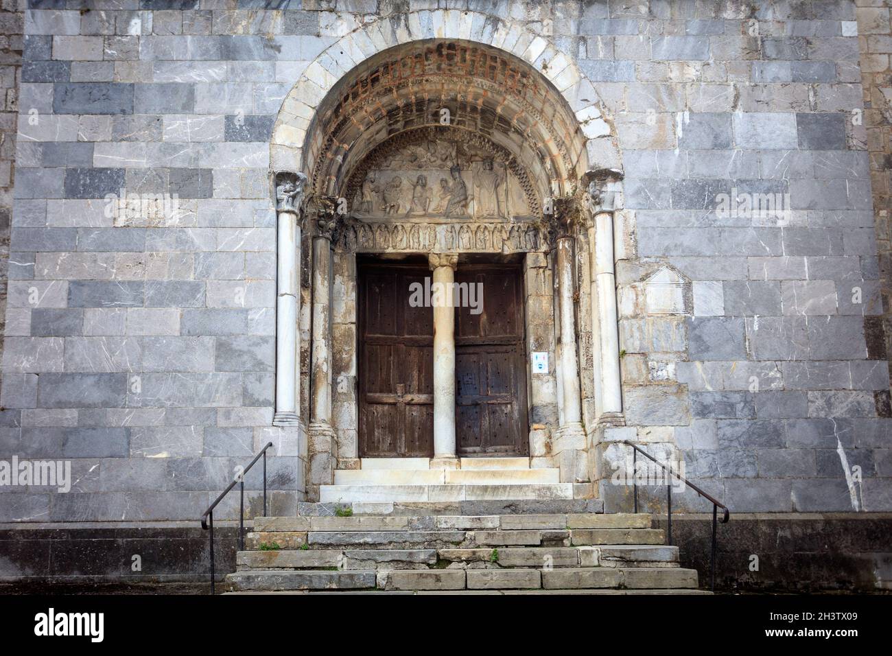 Eingangstür der Kathedrale von Bertrand de Comminges in der Haute Garona, Frankreich. Es ist mit Skulpturen aus der romanik geschmückt. Stockfoto