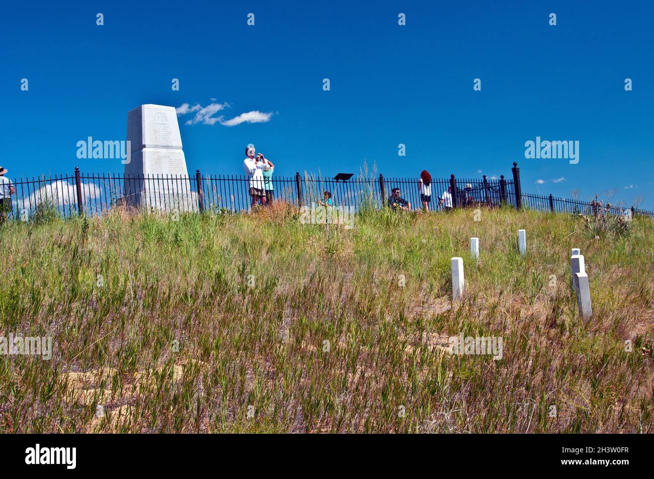 Touristen auf dem Friedhof, auf dem Custer und seine Soldatenkollegen begraben wurden, nachdem sie bei der Schlacht von Little Bighorn, Montana, ausgelöscht wurden Stockfoto