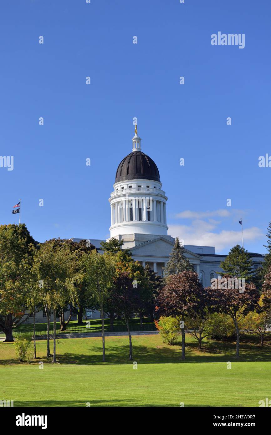 Augusta, Maine, USA. Das Maine State Capitol Building, auch bekannt als das Maine State House, wurde 1832 aus Maine Granit gebaut. Stockfoto