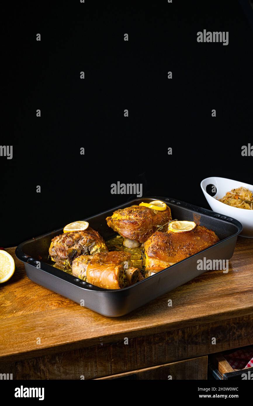 Knusprig gebratene Schweineknöchel aus dem Ofen Stockfoto