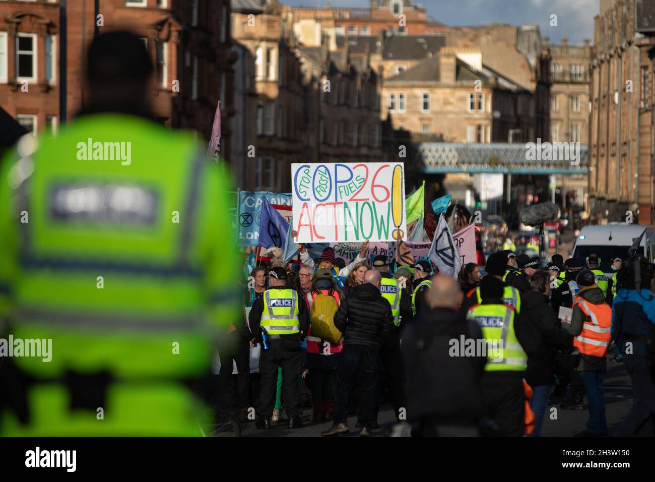 Glasgow, Großbritannien. Eine Veranstaltung, die als Òopening ceremonyÓ zur 26. UN-Klimakonferenz, bekannt als COP26, am 30. Oktober 2021 in Glasgow, Großbritannien, angesehen wird. Der marsch beinhaltete Extinction Rebellion, Pilgrims for the Futrue und die in Glasgow ansässigen Künstler Zoe Walker und Neil Bromwich, die die ÔSerpent of CapitalismÕ paradierten. Foto: Jeremy Sutton-Hibbert/Alamy Live News. Stockfoto