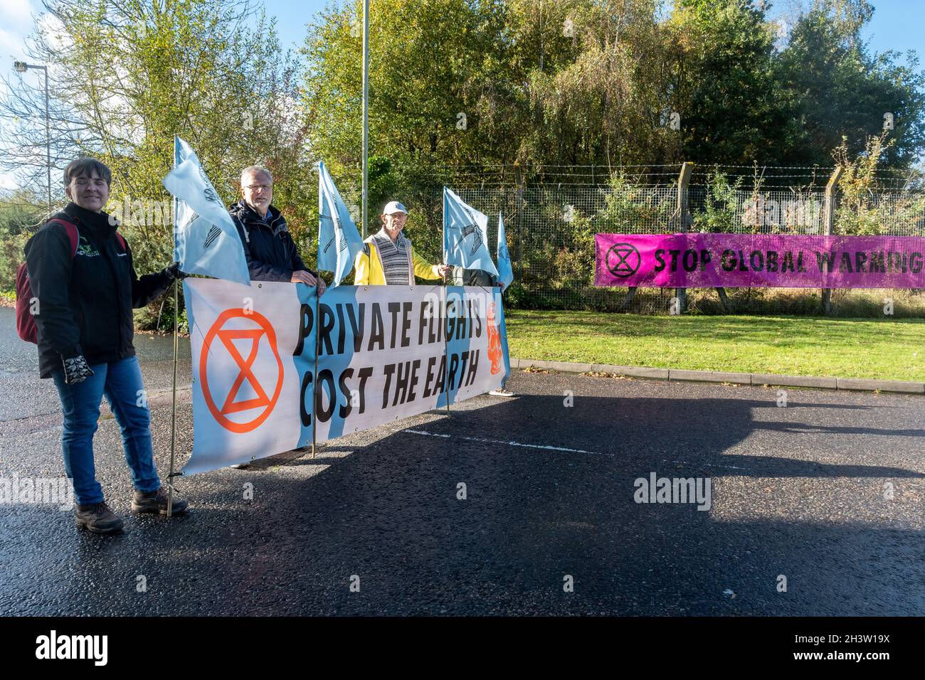 Flughafen Farnborough, Hampshire, Großbritannien. Oktober 2021. Klimaaktivisten des Extinction Rebellion blockieren den größten privaten Flughafen Großbritanniens vor der COP26-Konferenz in Glasgow. Sie protestieren gegen private Flüge der Superreichen, die hohe CO2-Emissionen ausstoßen und maßgeblich zur globalen Erwärmung und zur Klimakrise beitragen. Bild: Gillian Pullinger/ Alamy Stockfoto