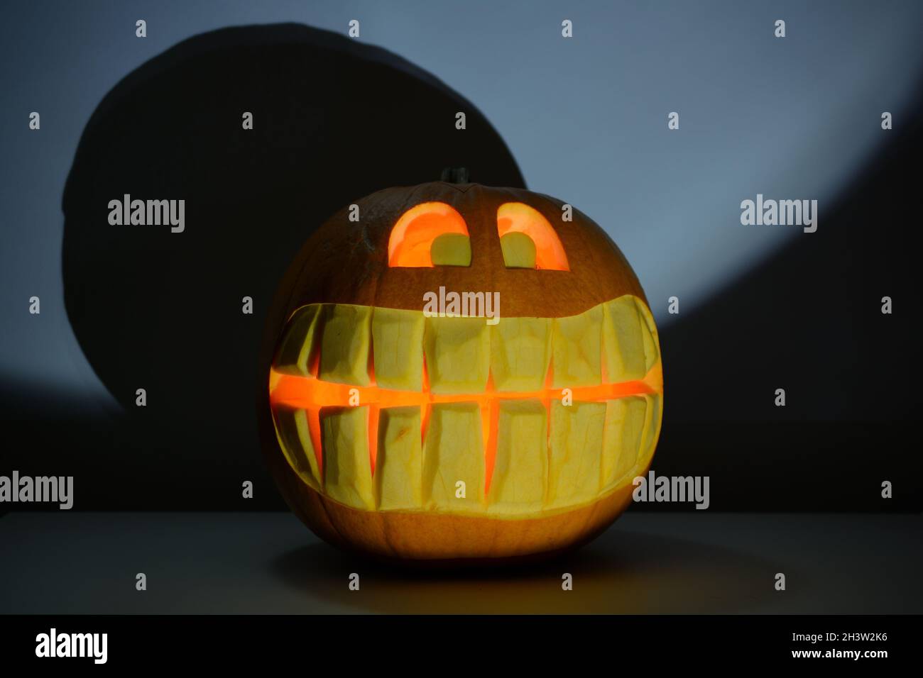 Gruseliger Kürbis, von innen beleuchtet, Jack O' Lantern mit einem toothy Grinsen Stockfoto