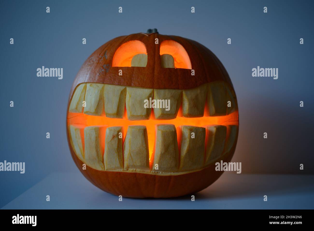 Gruseliger Kürbis, von innen beleuchtet, Jack O' Lantern mit einem toothy Grinsen Stockfoto