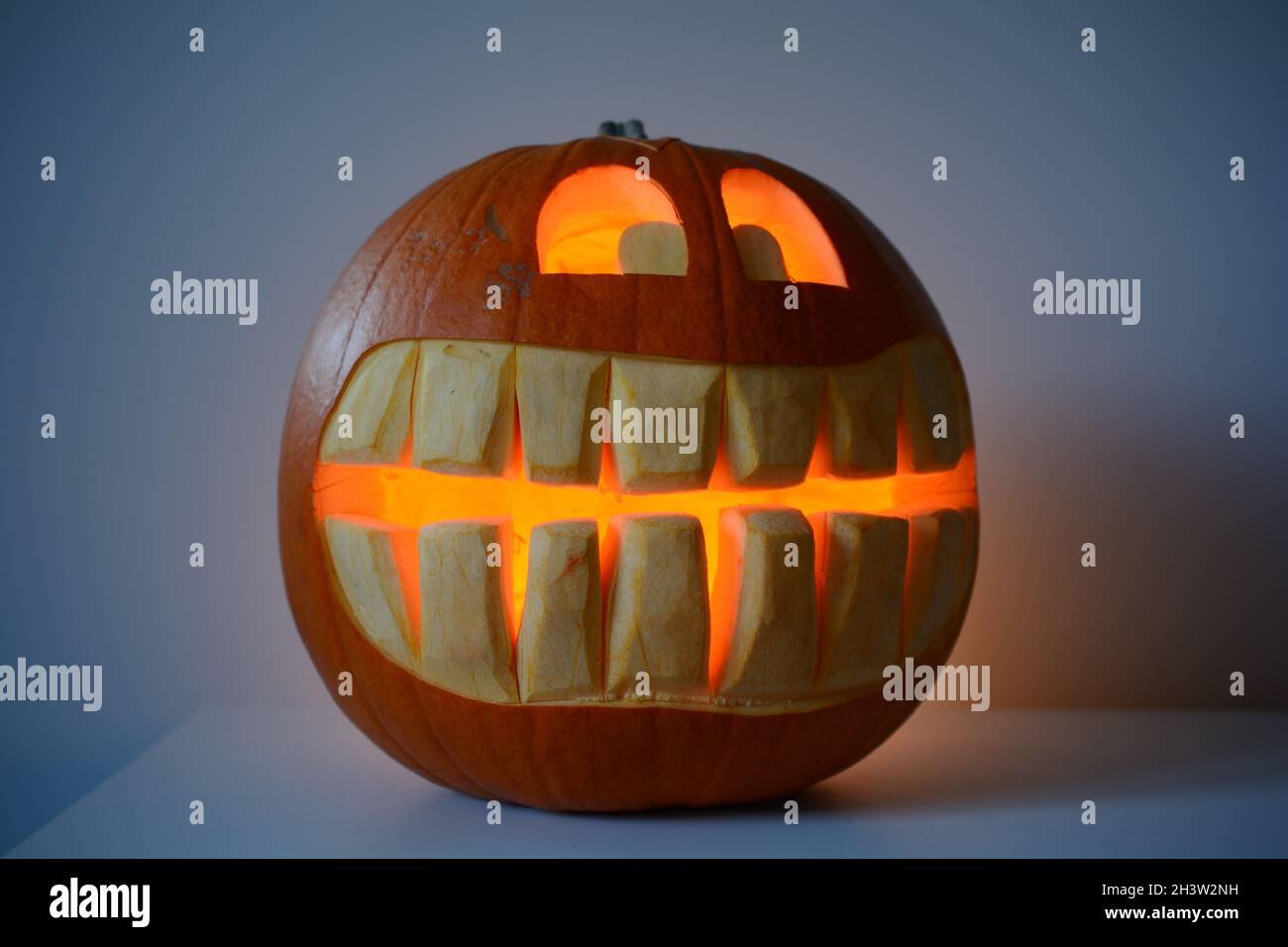Gruseliger Kürbis, von innen beleuchtet, Jack O' Lantern mit einem toothy Grinsen Stockfoto