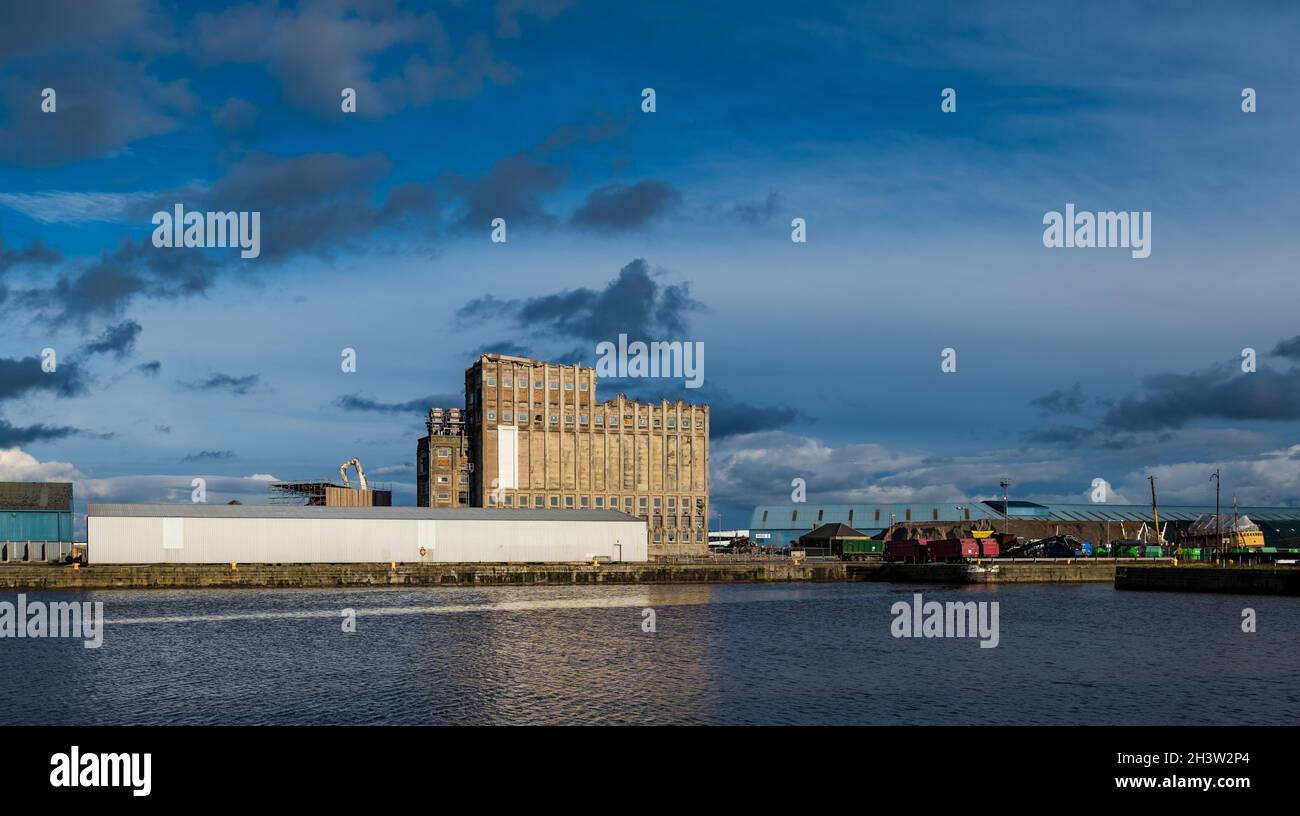 Abriss eines denkmalgeschützten Gebäudes aus den 1930er Jahren Imperial Dock Getreidesilo Industriegebäude, Sanierung des Hafengebiets, Leith, Edinburgh, Schottland, Großbritannien Stockfoto