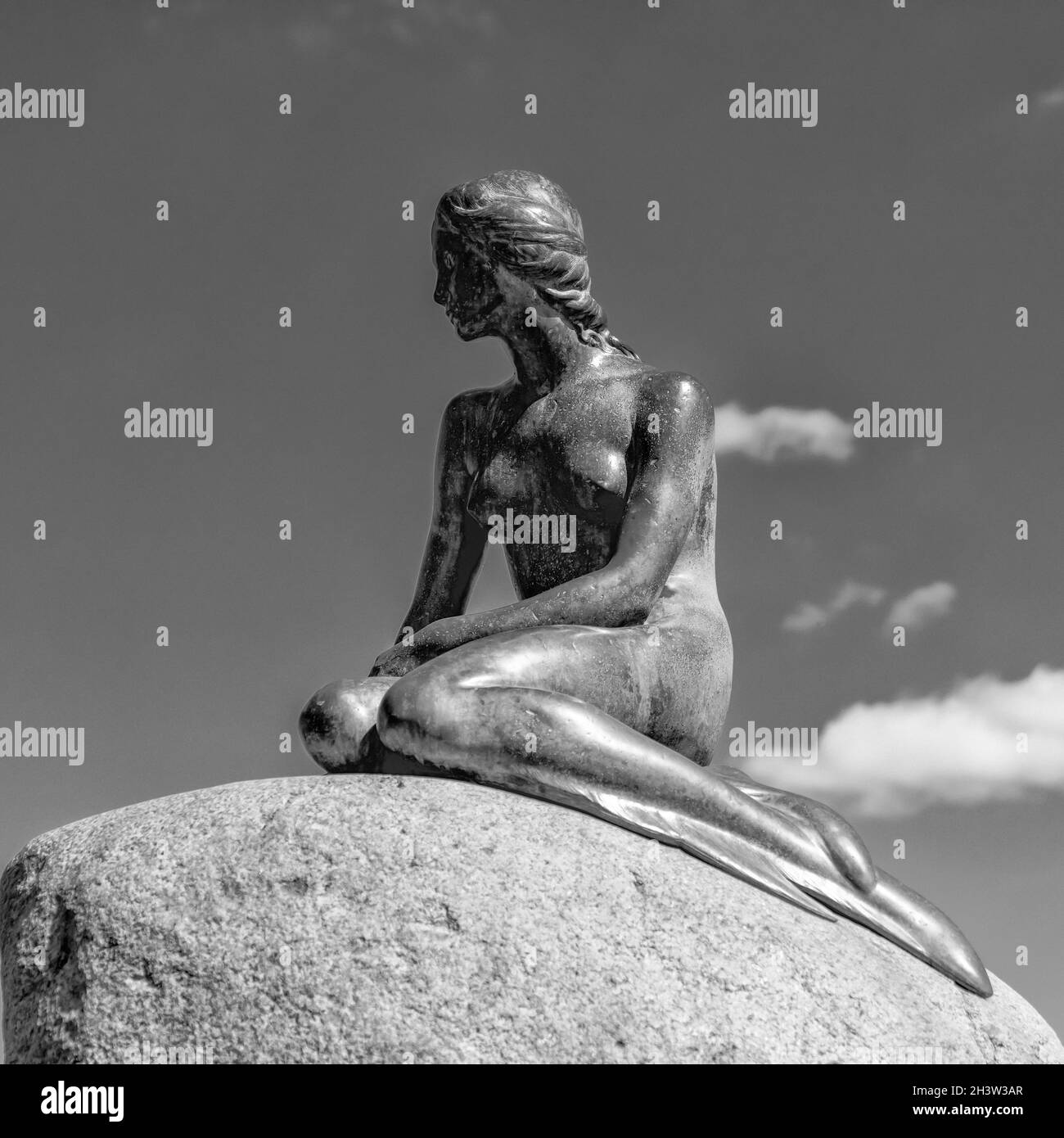 Blick auf die kleine Meerjungfrau-Statue auf der Langelinie Promenade im Hafen von Kopenhagen Stockfoto