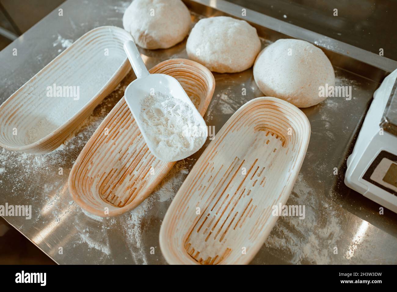Teller für Brot, Teig und Kugel mit Mehl auf Metalltisch Stockfoto