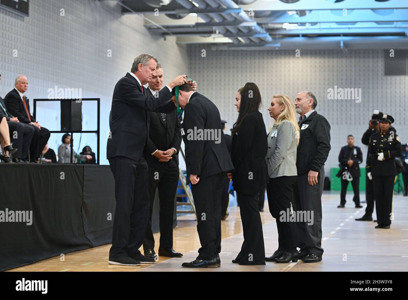 New York, USA. Okt. 2021. Der Bürgermeister von New York City verleiht die Distinguished Service Medal posthum an Familienmitglieder von A Fallen Offers bei der NYPD Medal Ceremony an der NYPD Police Academy im Stadtteil Queens, NY, am 29. Oktober 2021. Die Ehrenmedaille wurde posthum an Familienmitglieder von NYPD-Offizieren verliehen, die gestorben waren, und die Medaillen für den herausragenden Dienst wurden an Polizisten verliehen, die für ihren Dienst und ihren Einsatz anerkannt waren. (Foto von Anthony Behar/Sipa USA) Quelle: SIPA USA/Alamy Live News Stockfoto