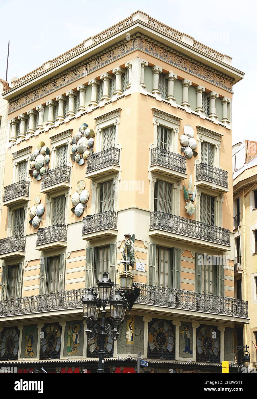 Skulptur eines Drachens an der Fassade des Hauses der Sonnenschirme in Las Ramblas in Barcelona, Katalonien, Spanien, Europa Stockfoto