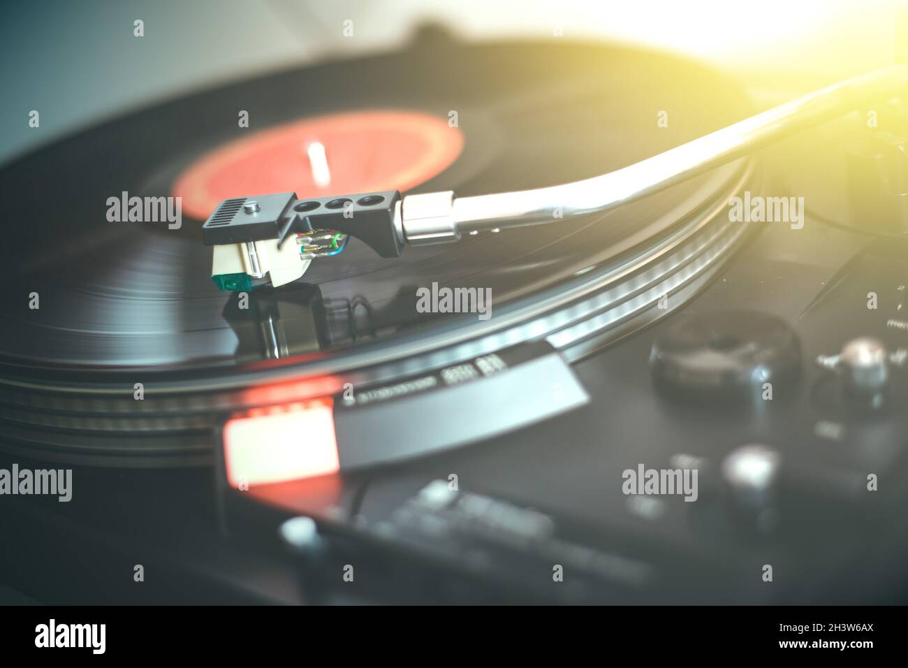 Retro-Musik spielen: Professioneller, drehbarer Audio-Vinyl-Plattenspieler Stockfoto