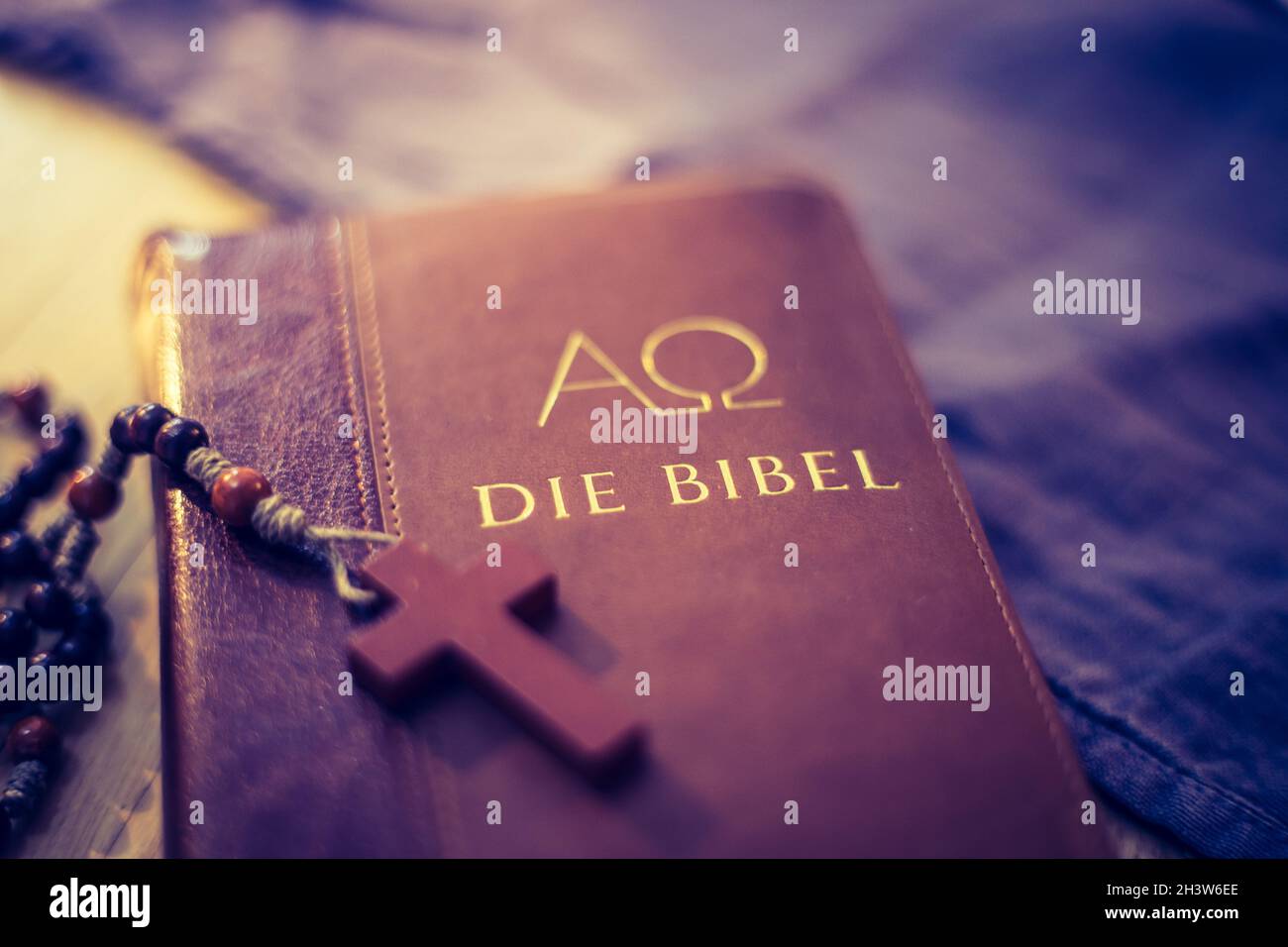 Heilige bibel und Rosenkranz: Christliche bibel und Rosenkranz auf einem Holztisch Stockfoto