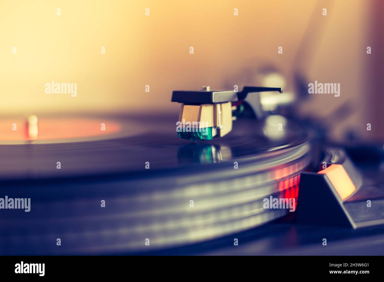 Retro-Musik spielen: Professioneller, drehbarer Audio-Vinyl-Plattenspieler. Sonnenstrahl. Stockfoto