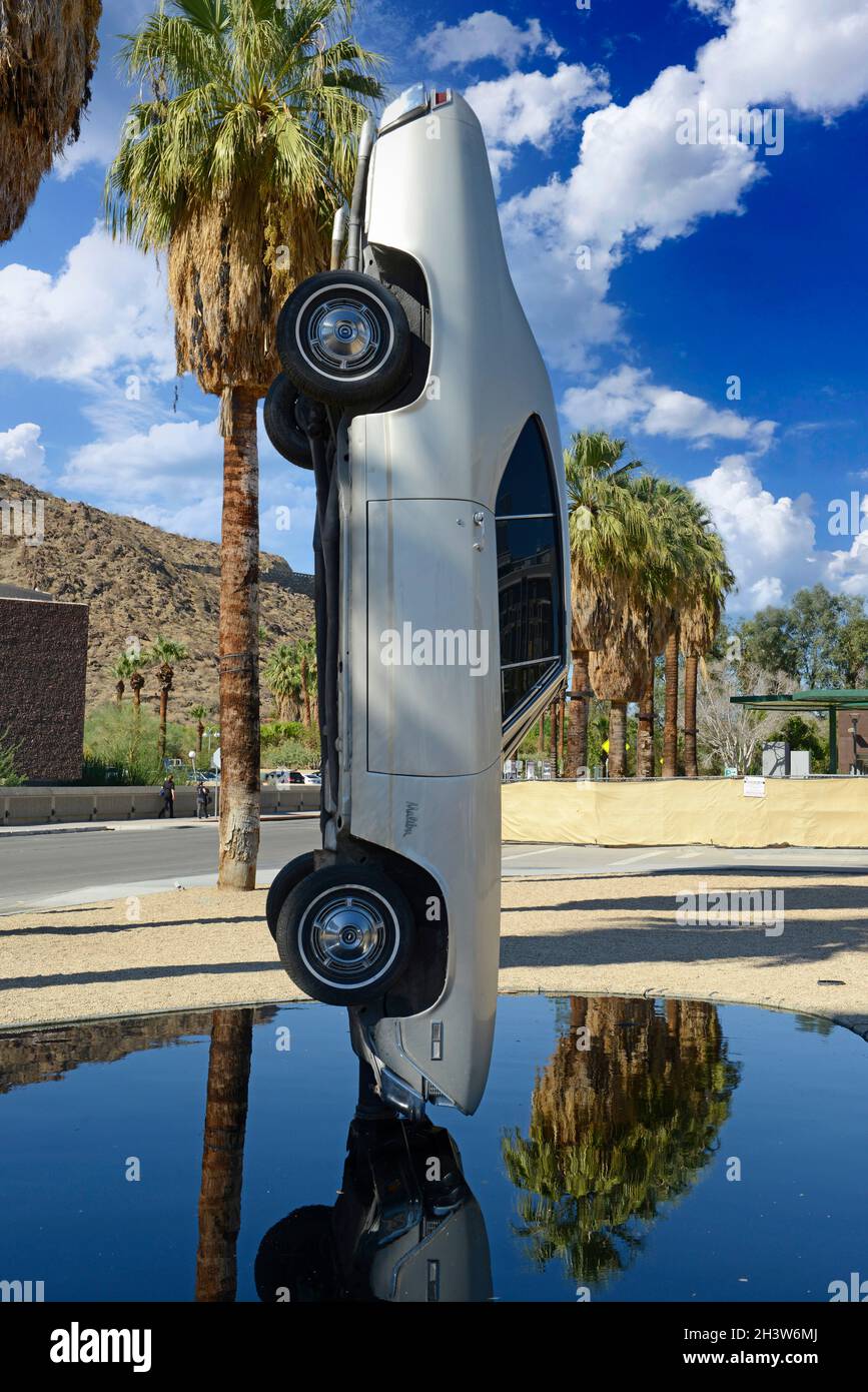 Gonzalo Lebrija Geschichte der schwebenden Zeit vor dem Palm Springs Museum of Art, CA Stockfoto