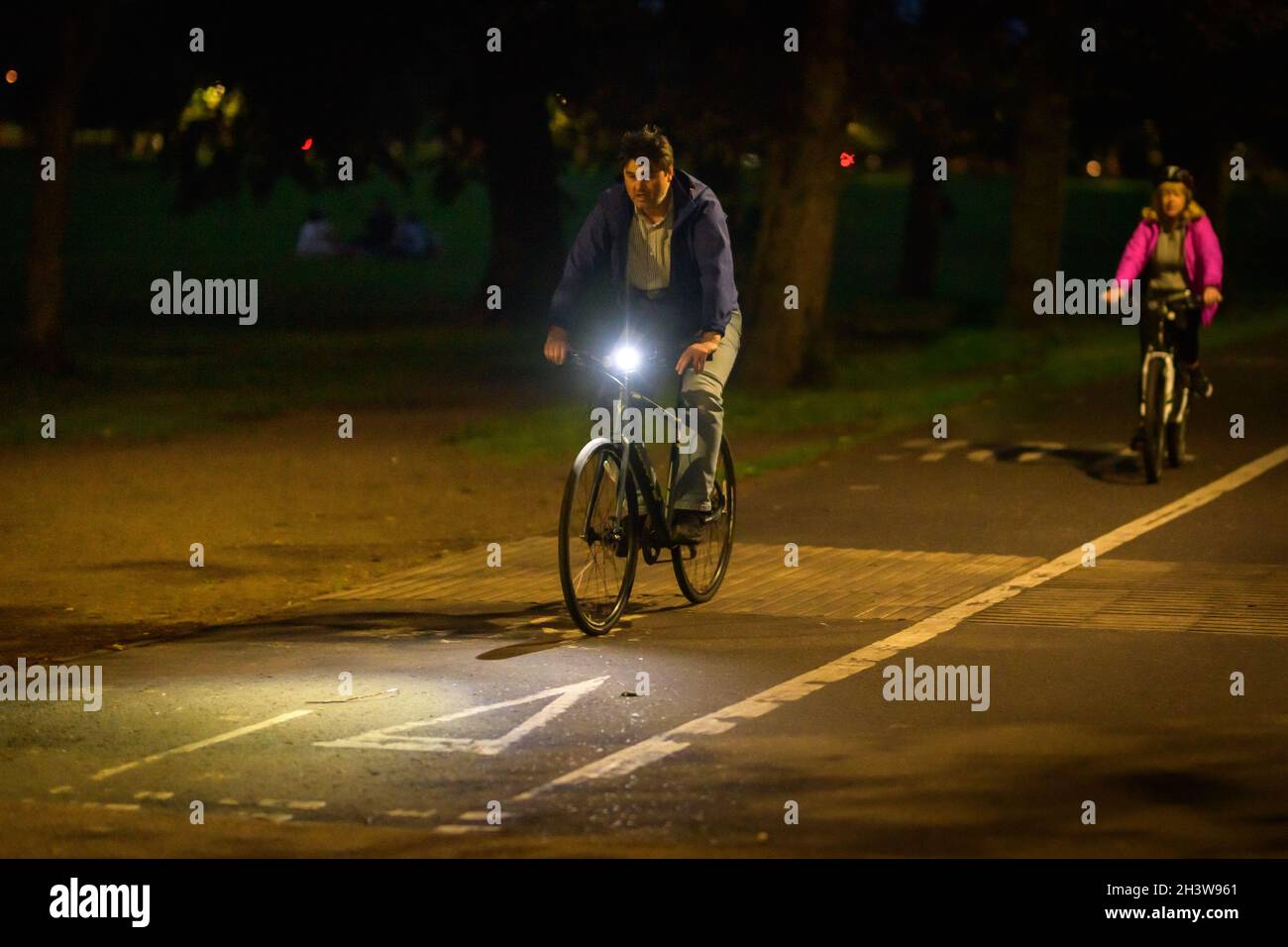 Edinburgh, Schottland. Samstag, 30. Oktober 2021. Während Großbritannien von der britischen Sommerzeit zur Sommerzeit wechselt, bereiten sich Radfahrer in Edinburgh, Schottland, auf das Fahren in der Dämmerung und in der Nacht mit Lichtern auf ihren Fahrrädern vor. Stockfoto