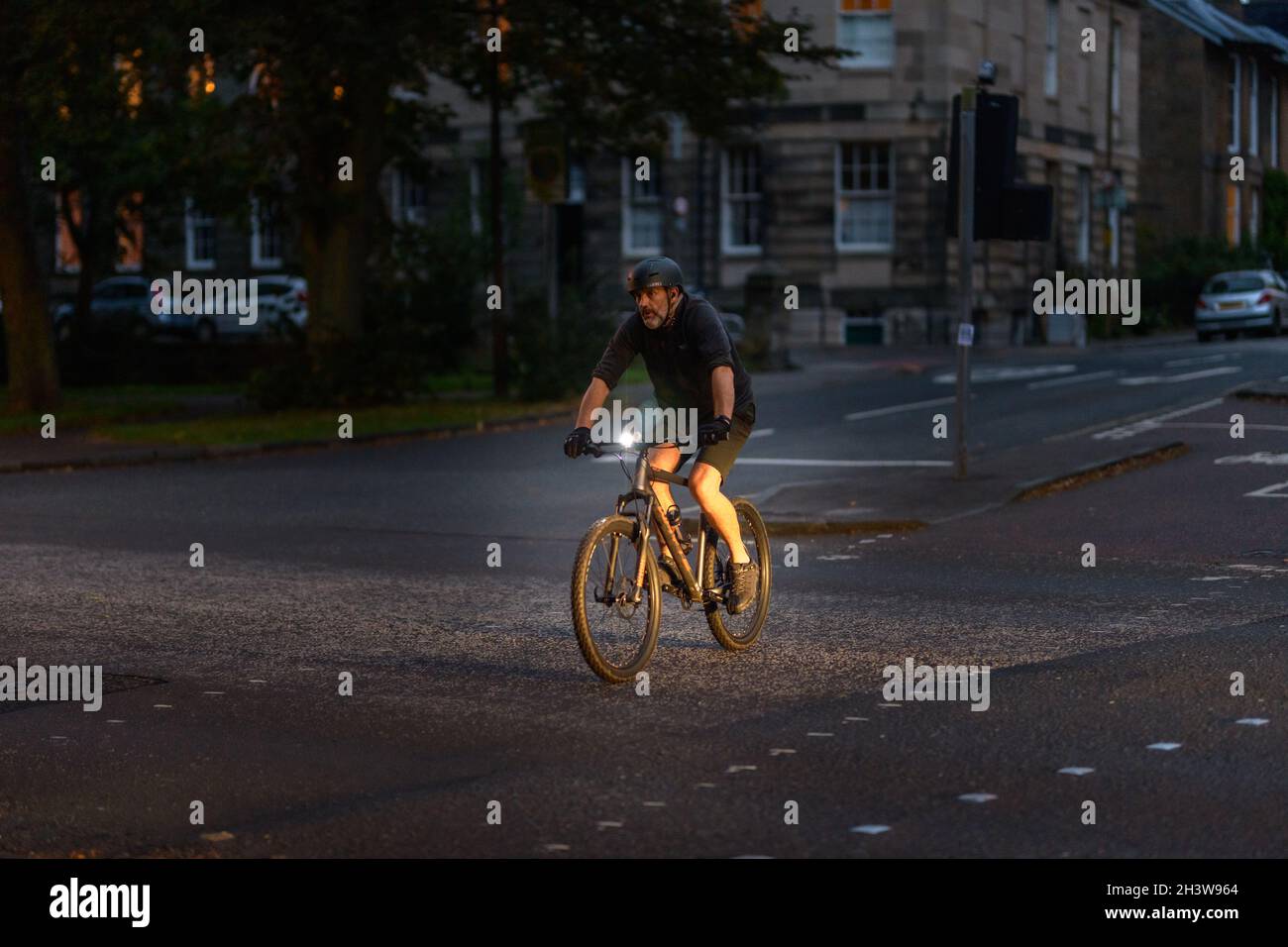 Edinburgh, Schottland. Samstag, 30. Oktober 2021. Während Großbritannien von der britischen Sommerzeit zur Sommerzeit wechselt, bereiten sich Radfahrer in Edinburgh, Schottland, auf das Fahren in der Dämmerung und in der Nacht mit Lichtern auf ihren Fahrrädern vor. Stockfoto