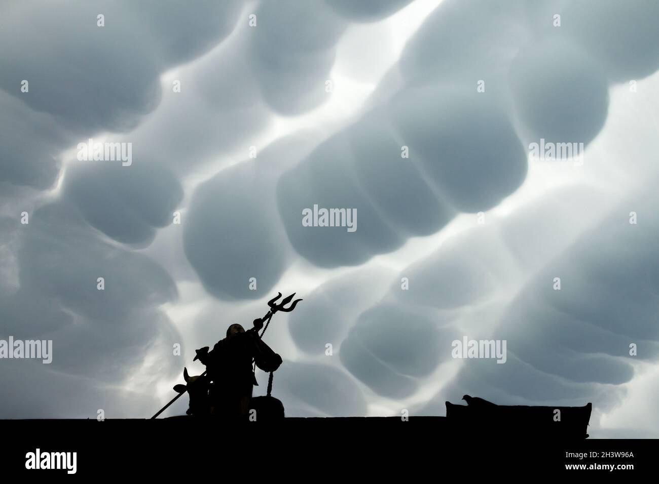 Shivas Zorn - Mammatus Wolke über Kathmandu und der hindu-gott-Statue Stockfoto