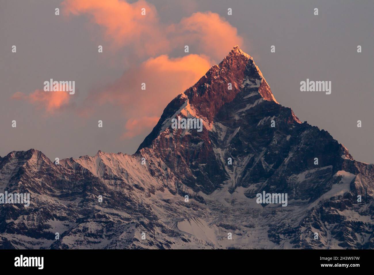 Machapuchare bei Sonnenaufgang - Blick von Sarangkot Stockfoto