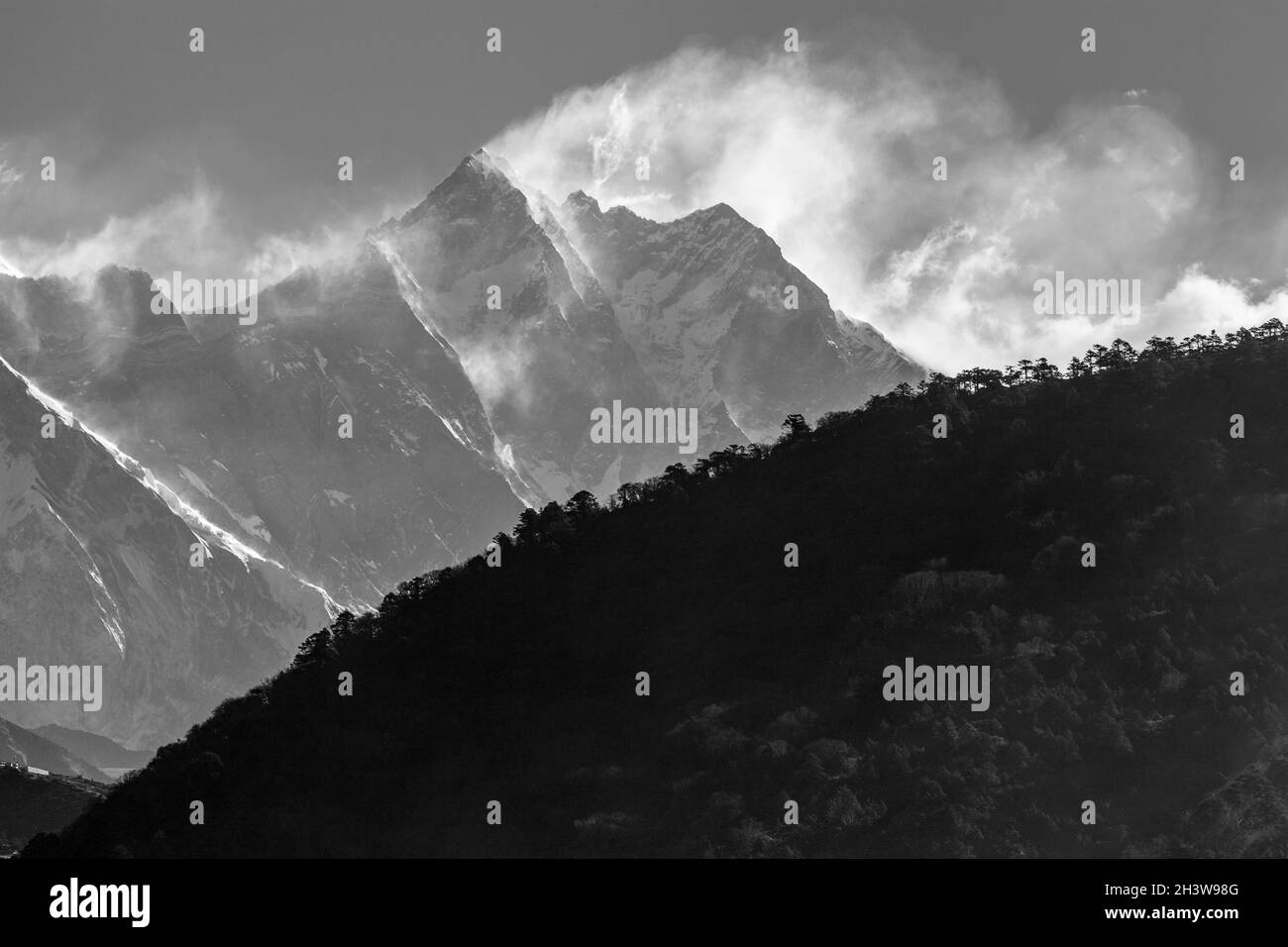 Magischer Morgen in Deboche: Nuptse - Lhotse Ridge und Everest oben Stockfoto